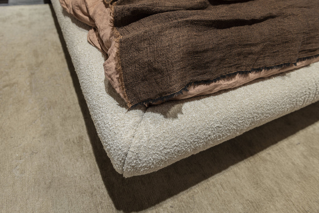 Letto bicolore Pascal - Il rivestimento a strati combina texture e colori per creare profondità visiva, mentre le eleganti cinture in morbida pelle lungo la struttura