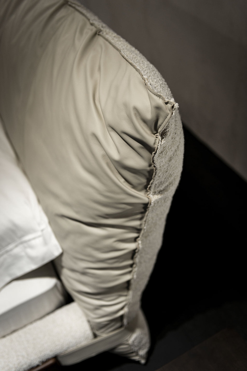 Letto bicolore Pascal - Il rivestimento a strati combina texture e colori per creare profondità visiva, mentre le eleganti cinture in morbida pelle lungo la struttura