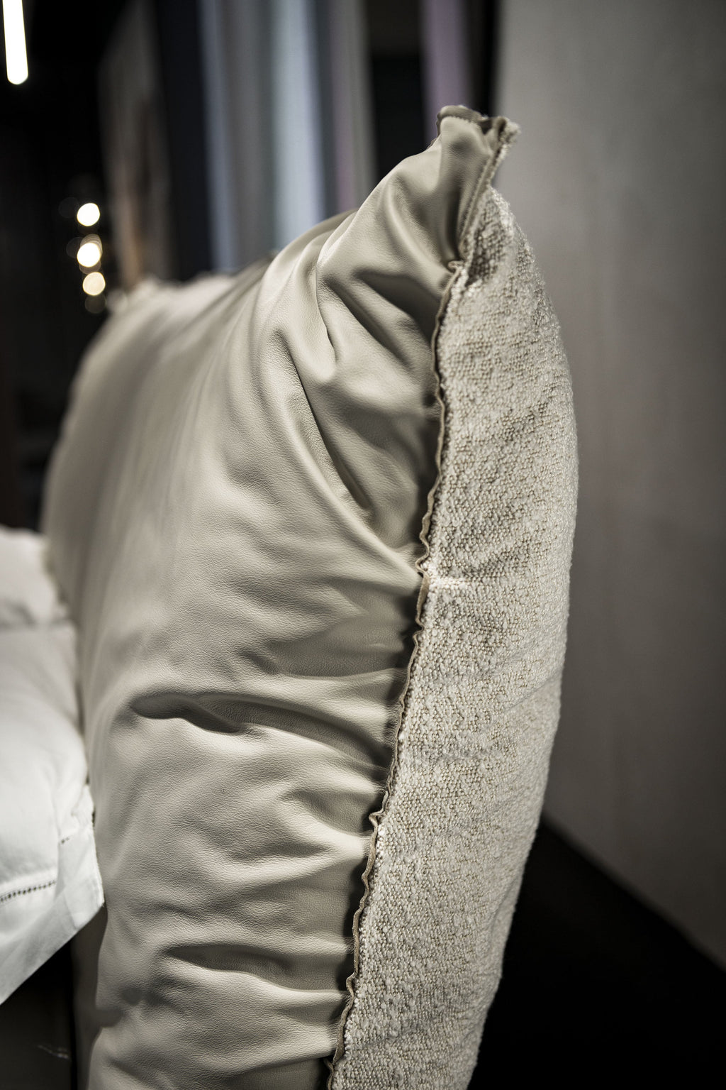 Letto bicolore Pascal - Il rivestimento a strati combina texture e colori per creare profondità visiva, mentre le eleganti cinture in morbida pelle lungo la struttura