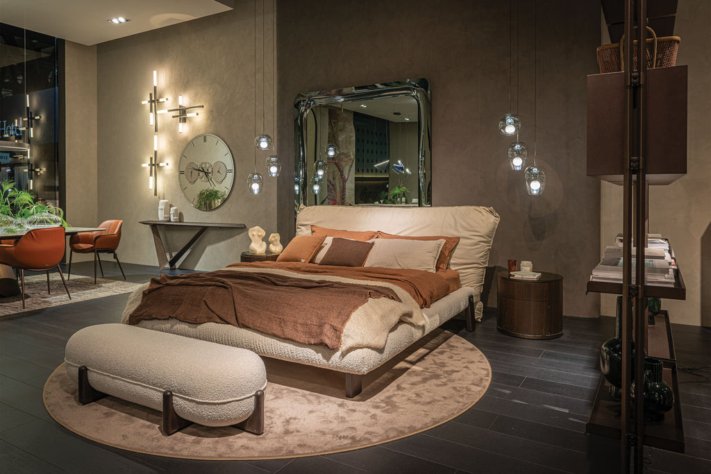 Letto bicolore Pascal - Il rivestimento a strati combina texture e colori per creare profondità visiva, mentre le eleganti cinture in morbida pelle lungo la struttura