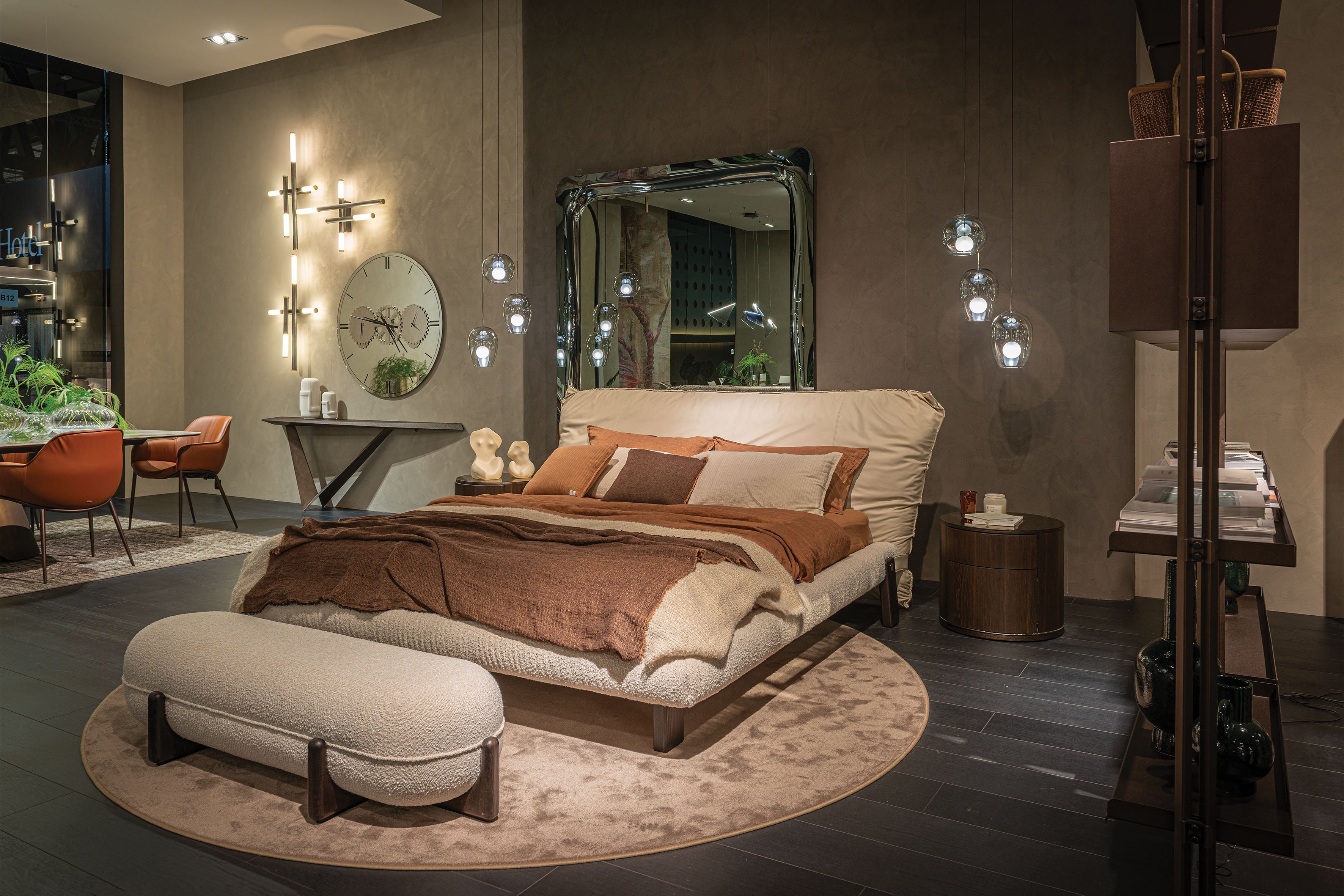 Letto bicolore Pascal - Il rivestimento a strati combina texture e colori per creare profondità visiva, mentre le eleganti cinture in morbida pelle lungo la struttura