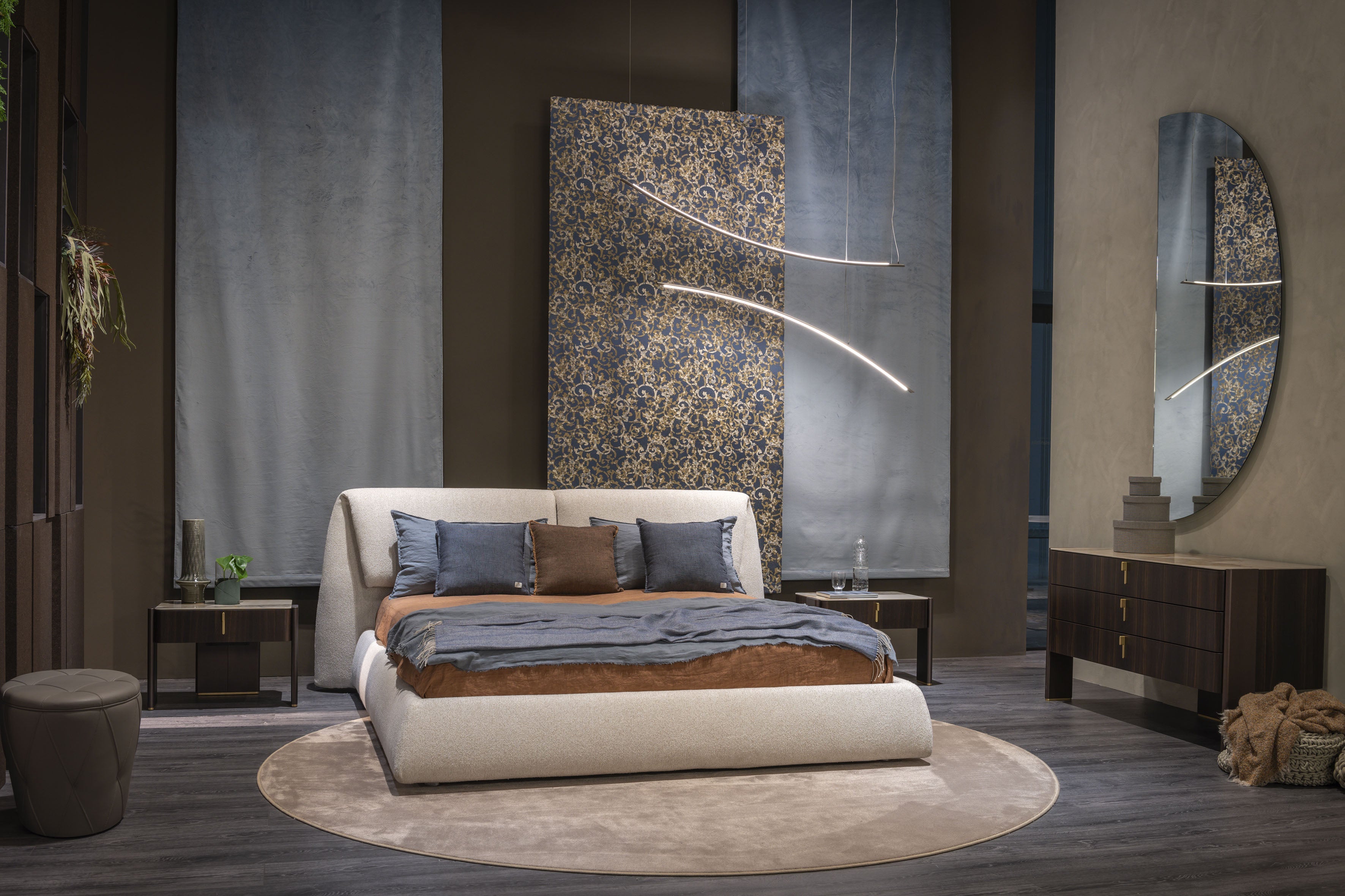 Simon Bed - Definito dal suo profilo basso, a filo pavimento, e dalla scultorea testiera imbottita, Simon unisce curve morbide a geometrie precise per creare