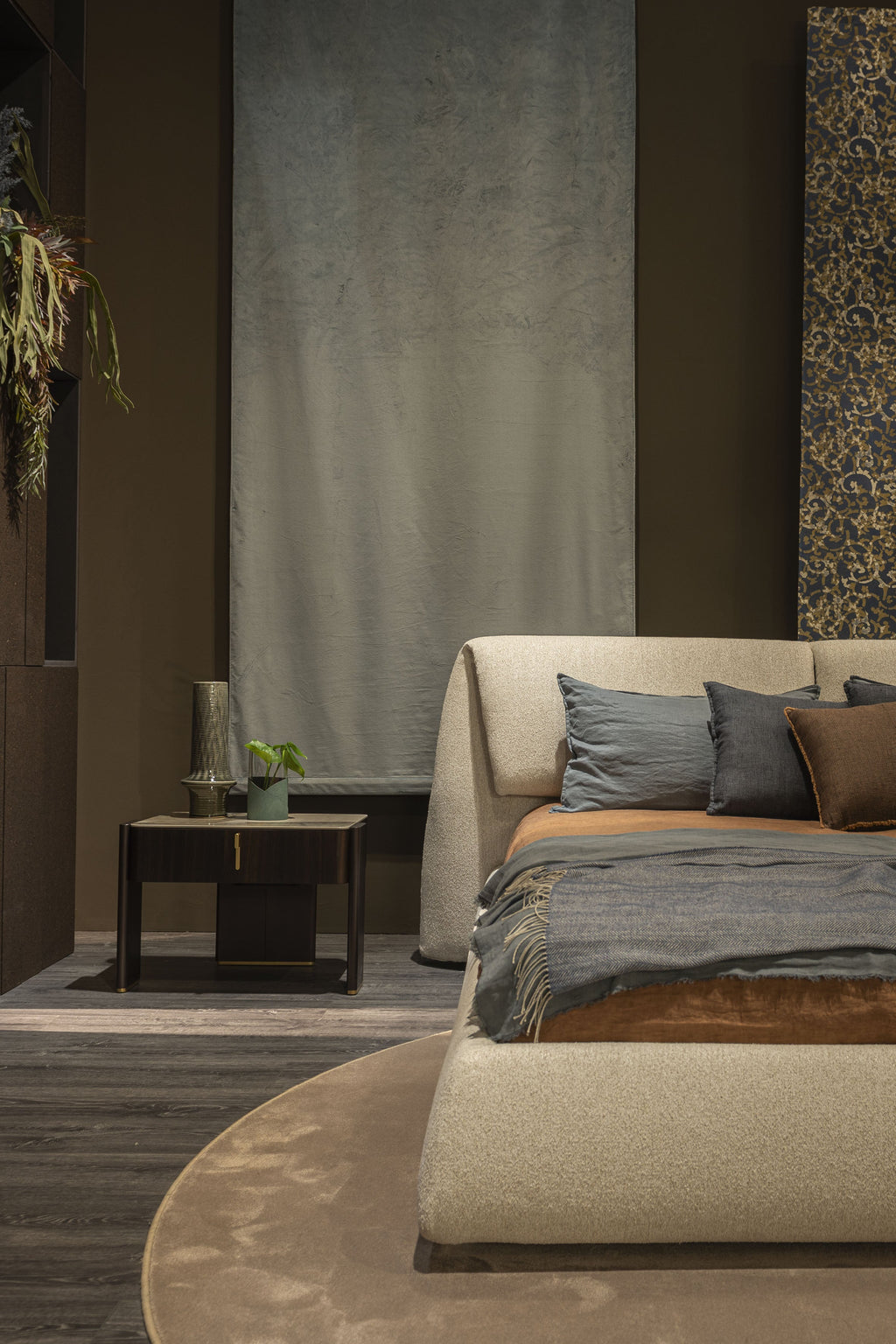 Simon Bed - Definito dal suo profilo basso, a filo pavimento, e dalla scultorea testiera imbottita, Simon unisce curve morbide a geometrie precise per creare