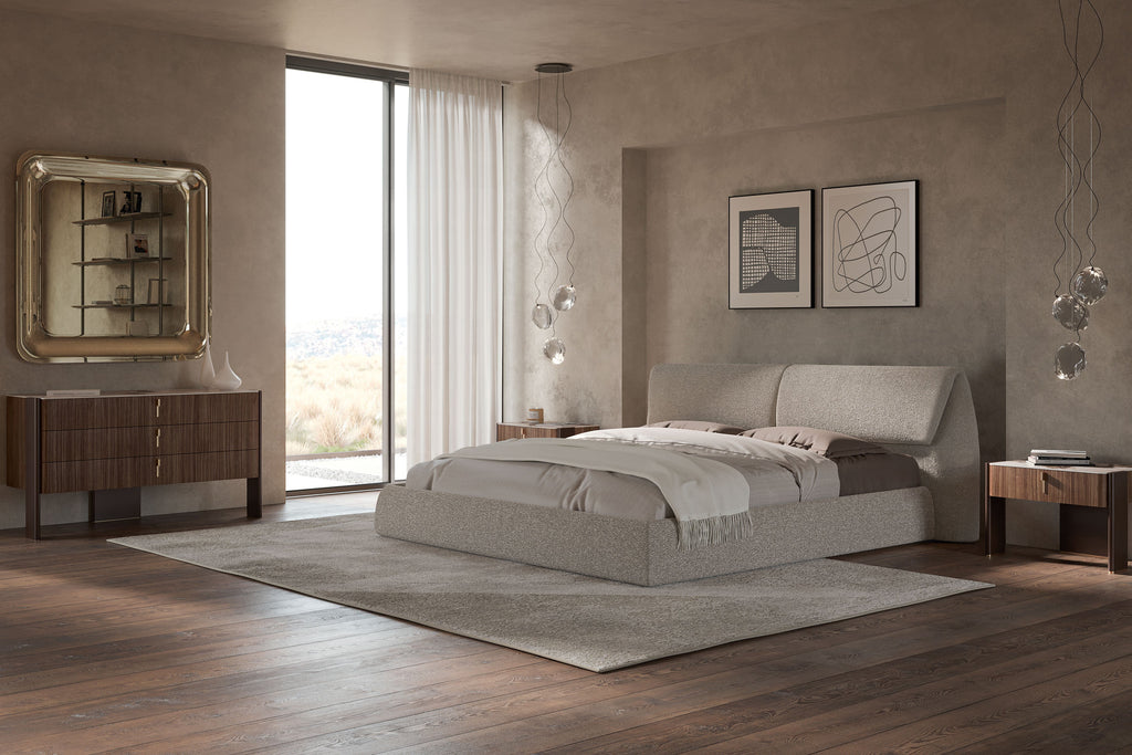 Simon Bed - Definito dal suo profilo basso, a filo pavimento, e dalla scultorea testiera imbottita, Simon unisce curve morbide a geometrie precise per creare