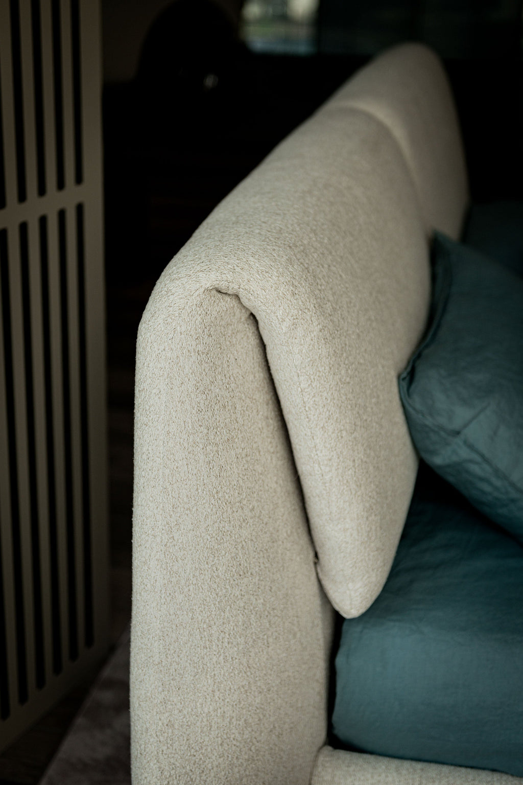 Simon Bed - Definito dal suo profilo basso, a filo pavimento, e dalla scultorea testiera imbottita, Simon unisce curve morbide a geometrie precise per creare