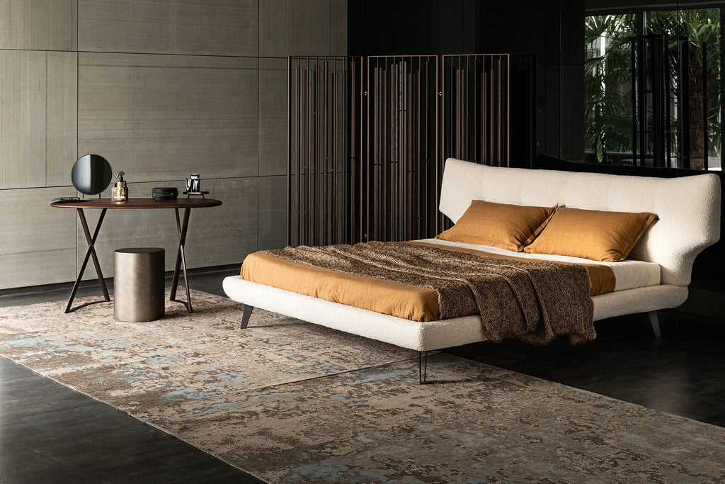 Thomas Bed - La sua caratteristica testiera imbottita presenta curve aggraziate e cuciture trapuntate dettagliate, creando una silhouette invitante che