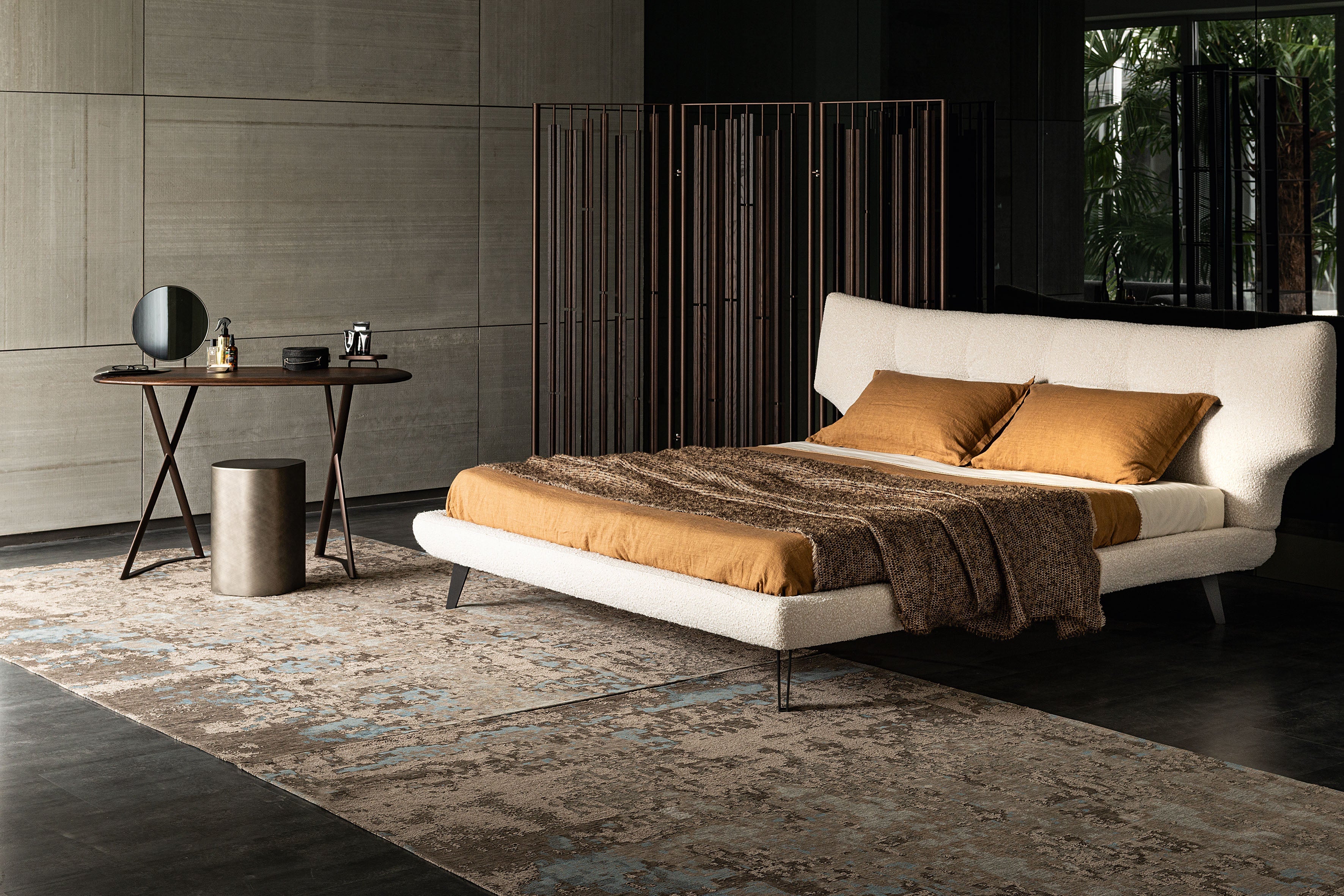 Thomas Bed - La sua caratteristica testiera imbottita presenta curve aggraziate e cuciture trapuntate dettagliate, creando una silhouette invitante che
