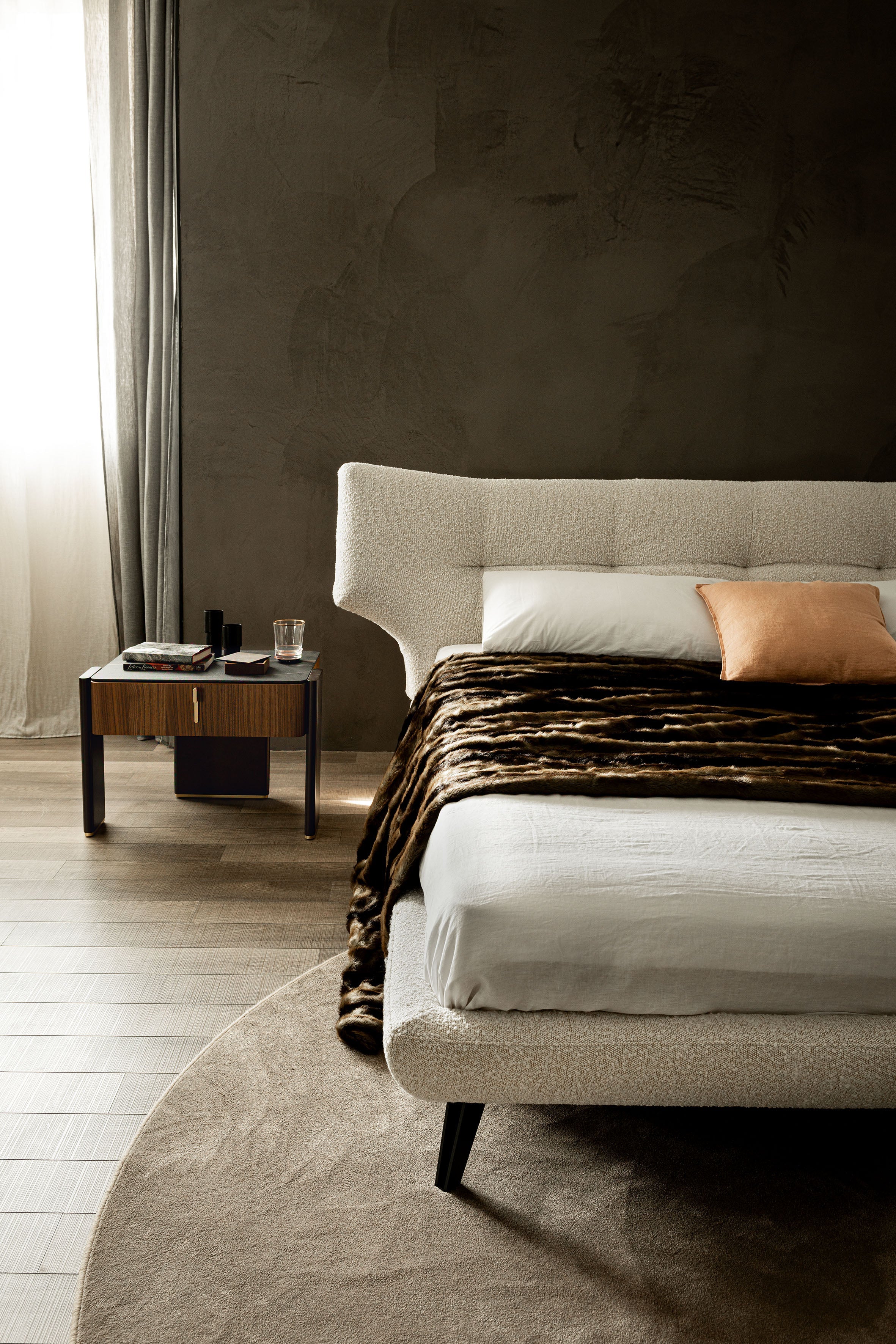 Thomas Bed - La sua caratteristica testiera imbottita presenta curve aggraziate e cuciture trapuntate dettagliate, creando una silhouette invitante che