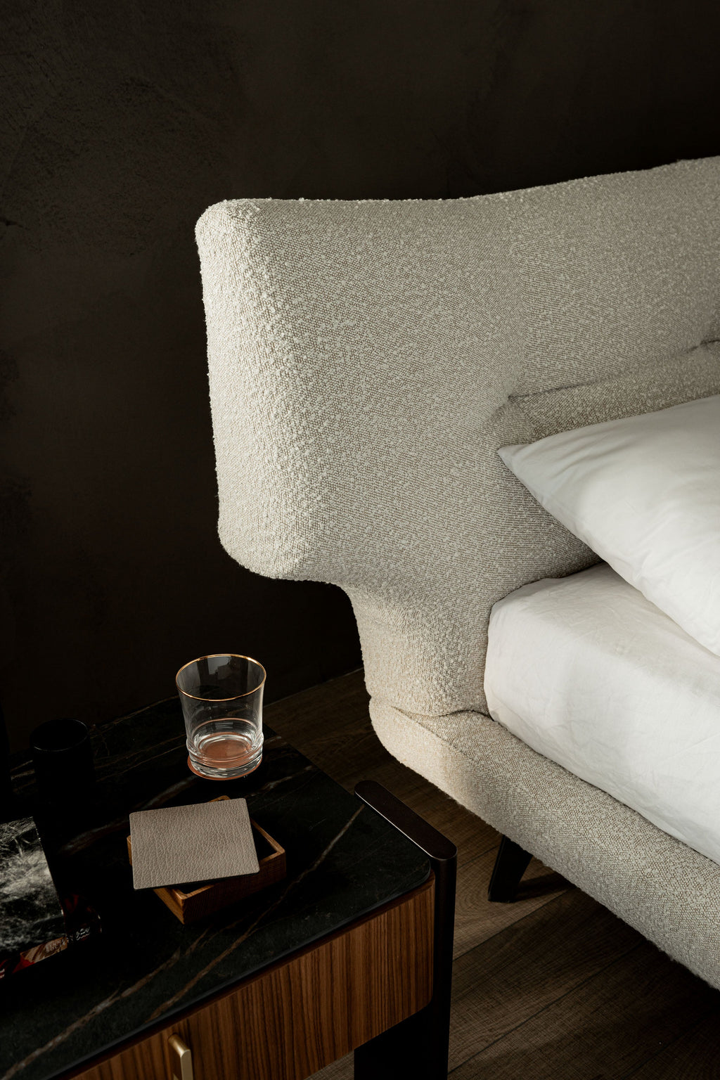 Thomas Bed - La sua caratteristica testiera imbottita presenta curve aggraziate e cuciture trapuntate dettagliate, creando una silhouette invitante che