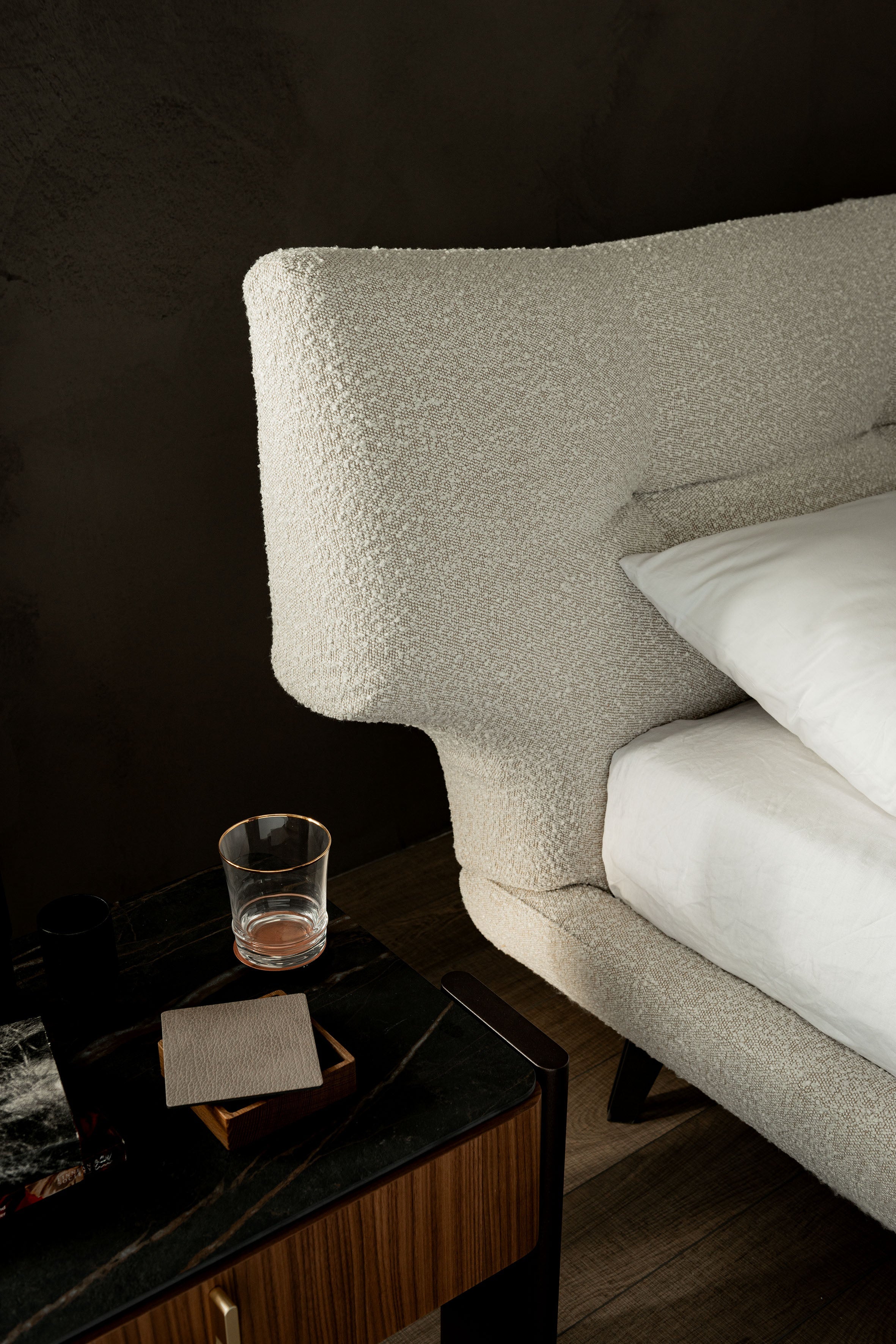Thomas Bed - La sua caratteristica testiera imbottita presenta curve aggraziate e cuciture trapuntate dettagliate, creando una silhouette invitante che
