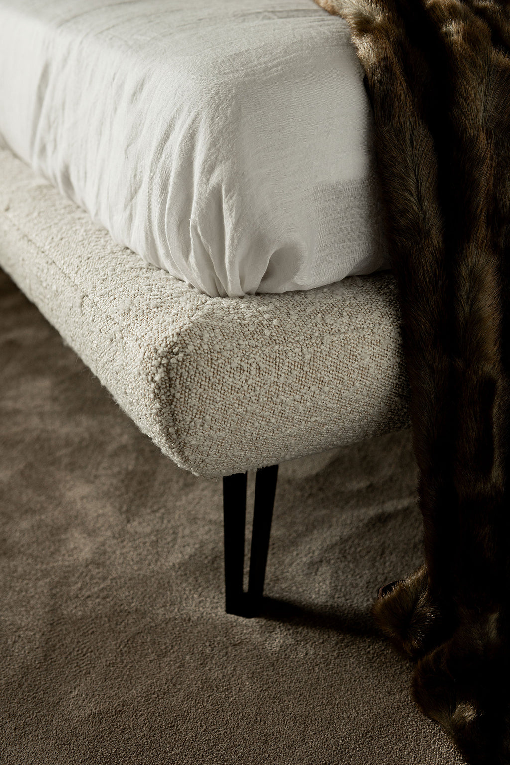 Thomas Bed - La sua caratteristica testiera imbottita presenta curve aggraziate e cuciture trapuntate dettagliate, creando una silhouette invitante che