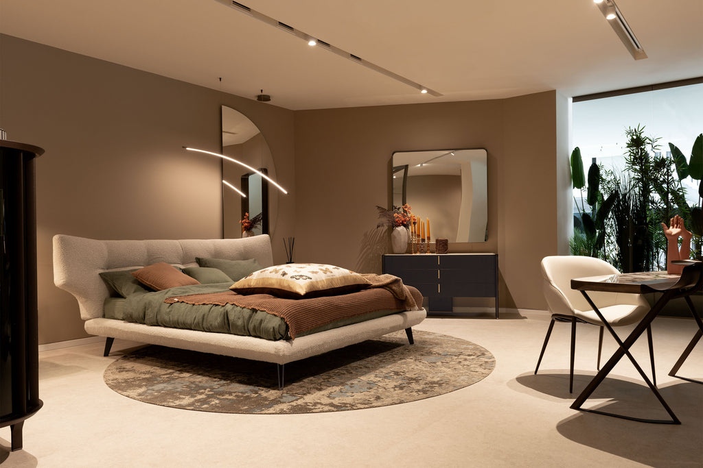 Thomas Bed - La sua caratteristica testiera imbottita presenta curve aggraziate e cuciture trapuntate dettagliate, creando una silhouette invitante che
