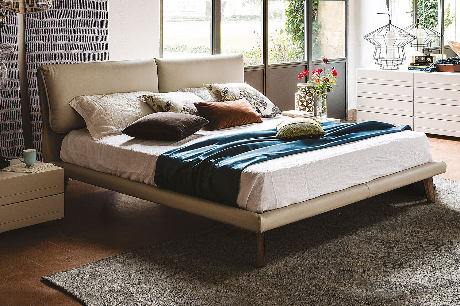 Letto in pelle Adam - La sua silhouette invitante promuove il relax pur mantenendo una presenza raffinata che valorizza l'arredamento circostante senza