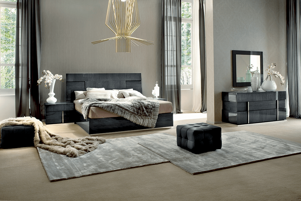 Cassettiera Montecarlo - Colore: Koto lucido Materiale: Impiallacciatura di legno / MDF Dimensioni: L 32 x P 22 x A 52 Descrizione: Una cassettiera con impiallacciatura in Koto