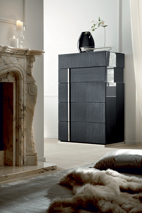 Cassettiera Montecarlo - Colore: Koto lucido Materiale: Impiallacciatura di legno / MDF Dimensioni: L 32 x P 22 x A 52 Descrizione: Una cassettiera con impiallacciatura in Koto