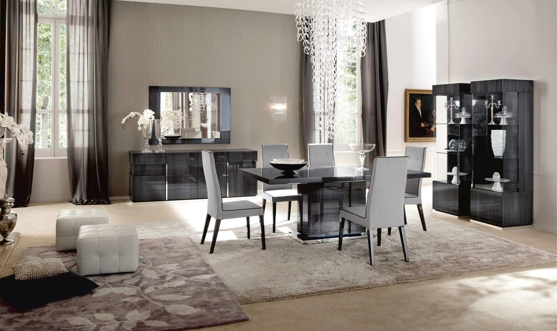 Tavolo da pranzo Montecarlo - La colonna centrale ospita la prolunga, che si apre per ospitare da 6 a 10 persone - La vetrina è dotata di ripiani in vetro illuminati a LED