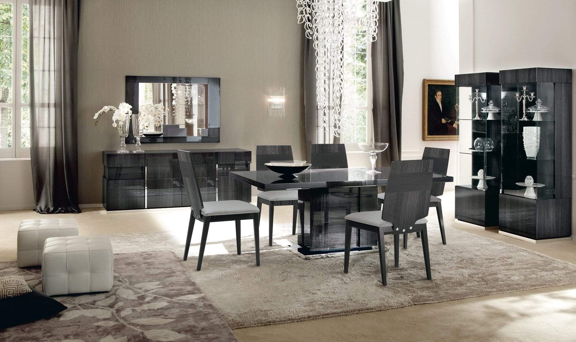 Tavolo da pranzo Montecarlo - La colonna centrale ospita la prolunga, che si apre per ospitare da 6 a 10 persone - La vetrina è dotata di ripiani in vetro illuminati a LED