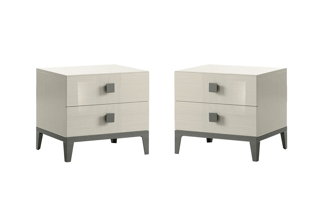 Comodino Mont Blanc - Colore: Koto Chiaro Lucido Materiale: Impiallacciatura di Legno Dimensioni: L 61 x P 51 x A 56 Descrizione:Un comodino con un audace