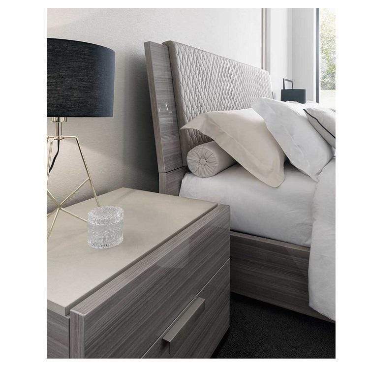 Comodino Iris - La superficie lucida riflette la luce per un'atmosfera elegante e contemporanea - La superficie lucida riflette la luce per un ambiente elegante e contemporaneo