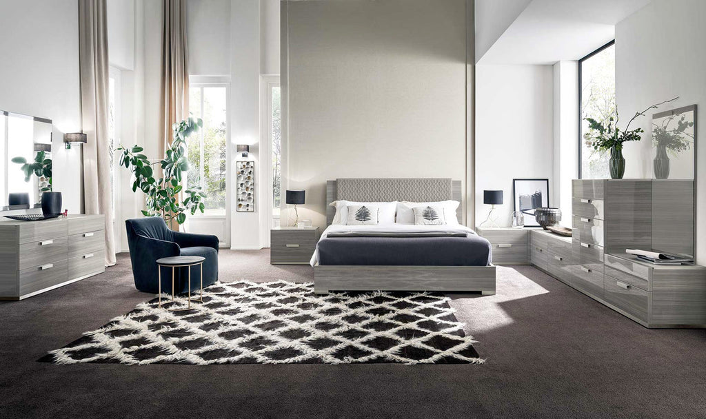 Comodino Iris - La superficie lucida riflette la luce per un'atmosfera elegante e contemporanea - La superficie lucida riflette la luce per un ambiente elegante e contemporaneo