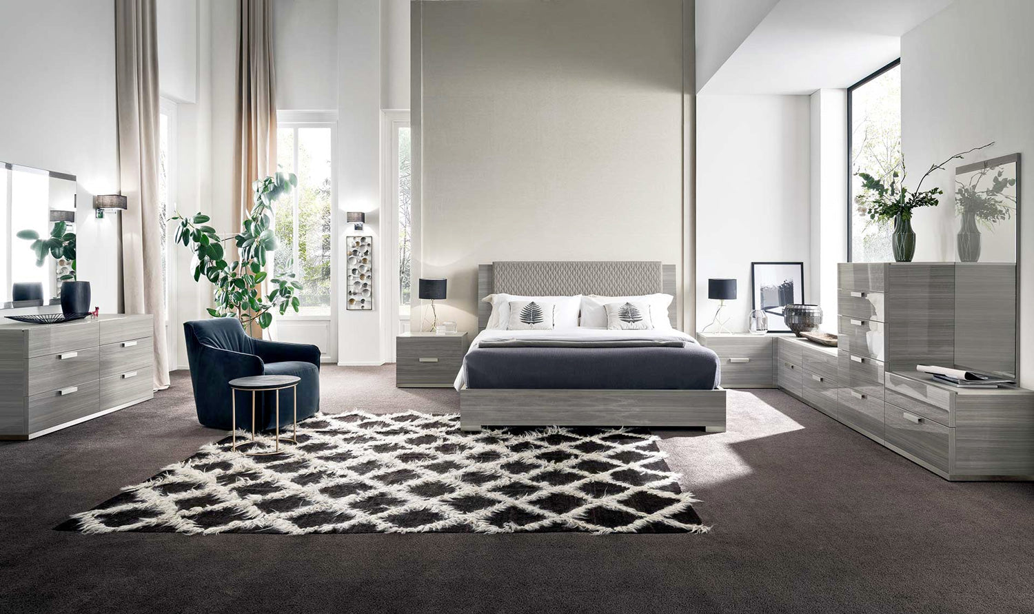 Comodino Iris - La superficie lucida riflette la luce per un'atmosfera elegante e contemporanea - La superficie lucida riflette la luce per un ambiente elegante e contemporaneo