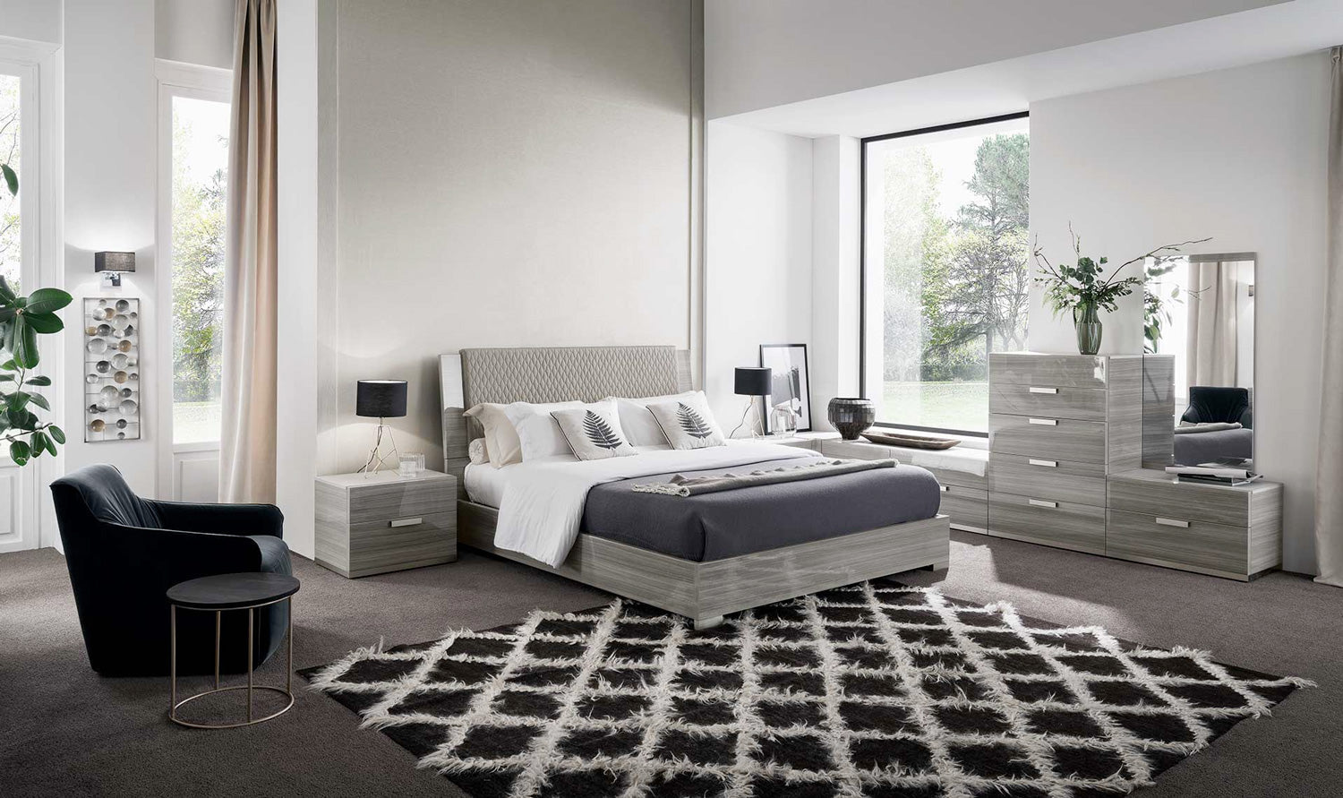 Comodino Iris - La superficie lucida riflette la luce per un'atmosfera elegante e contemporanea - La superficie lucida riflette la luce per un ambiente elegante e contemporaneo