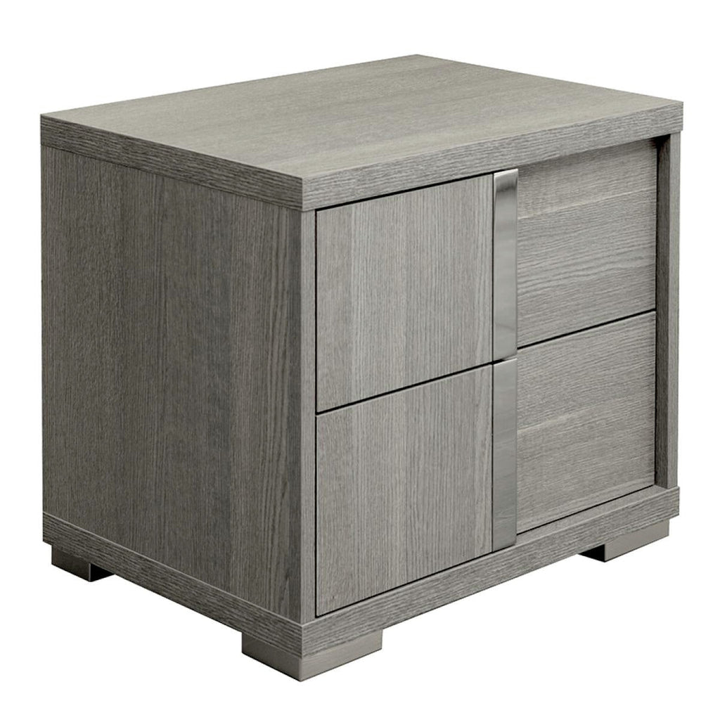 Comodino Tivoli - Colore: Rovere Grigio Opaco Materiale eco: Impiallacciatura di legno Montaggio: Completamente assemblato Dimensioni: L 24 x P 18 x A 22 Descrizione:A