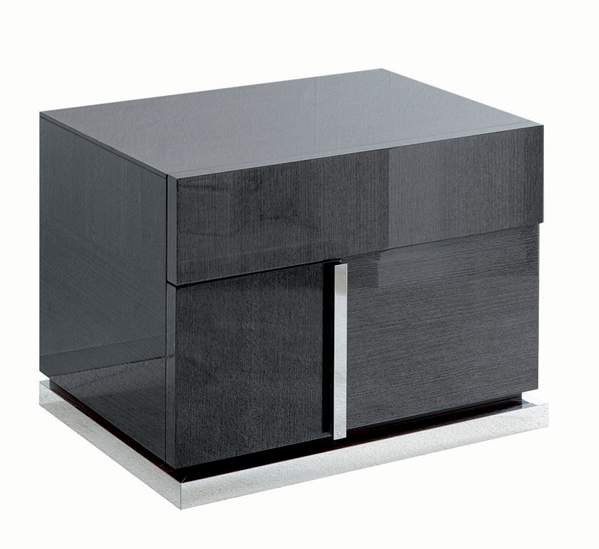 Comodino Montecarlo - Colore: Koto Lucido Materiale: Impiallacciatura di Legno / MDF Dimensioni: Larghezza 66 x Profondità 51 x Altezza 51 Descrizione: Un comodino con finitura Koto