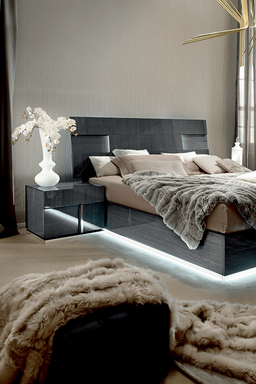 Comodino Montecarlo - Colore: Koto Lucido Materiale: Impiallacciatura di Legno / MDF Dimensioni: Larghezza 66 x Profondità 51 x Altezza 51 Descrizione: Un comodino con finitura Koto