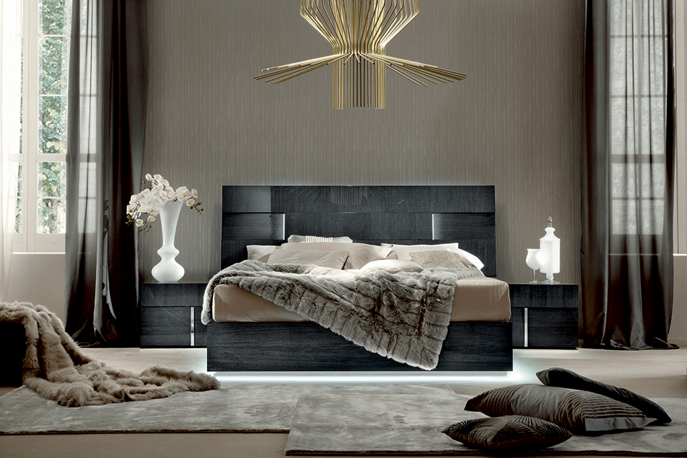 Comodino Montecarlo - Colore: Koto Lucido Materiale: Impiallacciatura di Legno / MDF Dimensioni: Larghezza 66 x Profondità 51 x Altezza 51 Descrizione: Un comodino con finitura Koto
