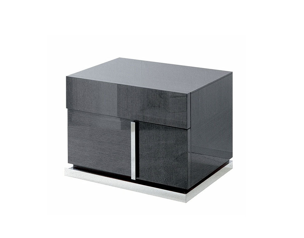 Comodino Montecarlo - Colore: Koto Lucido Materiale: Impiallacciatura di Legno / MDF Dimensioni: Larghezza 66 x Profondità 51 x Altezza 51 Descrizione: Un comodino con finitura Koto