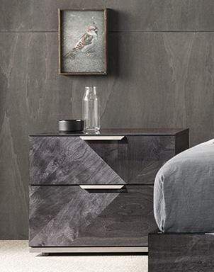 Comodino Riviera - La laccatura lucida in betulla scura vellutata è facile da pulire - Dettagli geometrici completano il design in ogni sua parte