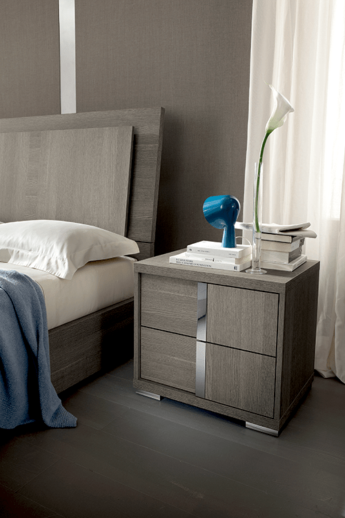Comodino Tivoli - Colore: Rovere Grigio Opaco Materiale eco: Impiallacciatura di legno Montaggio: Completamente assemblato Dimensioni: L 24 x P 18 x A 22 Descrizione:A
