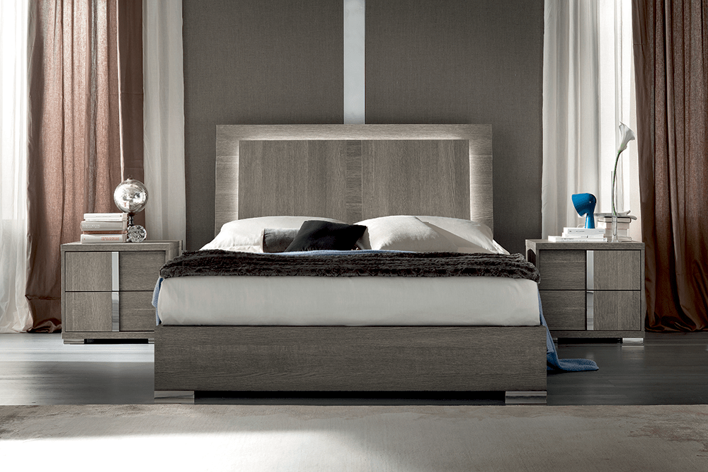Comodino Tivoli - Colore: Rovere Grigio Opaco Materiale eco: Impiallacciatura di legno Montaggio: Completamente assemblato Dimensioni: L 24 x P 18 x A 22 Descrizione:A