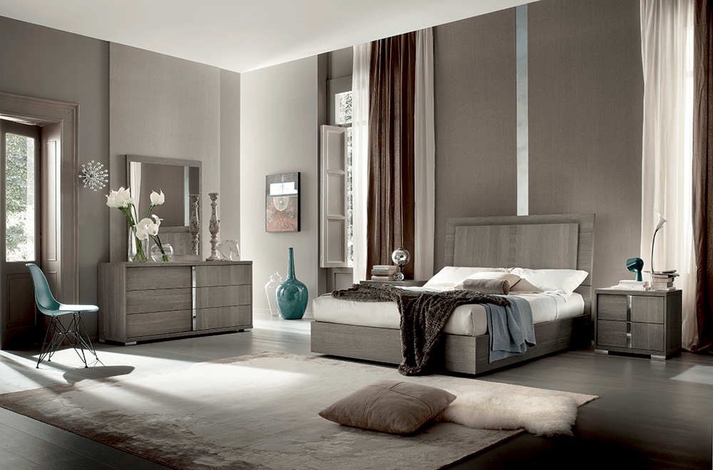 Comodino Tivoli - Colore: Rovere Grigio Opaco Materiale eco: Impiallacciatura di legno Montaggio: Completamente assemblato Dimensioni: L 24 x P 18 x A 22 Descrizione:A