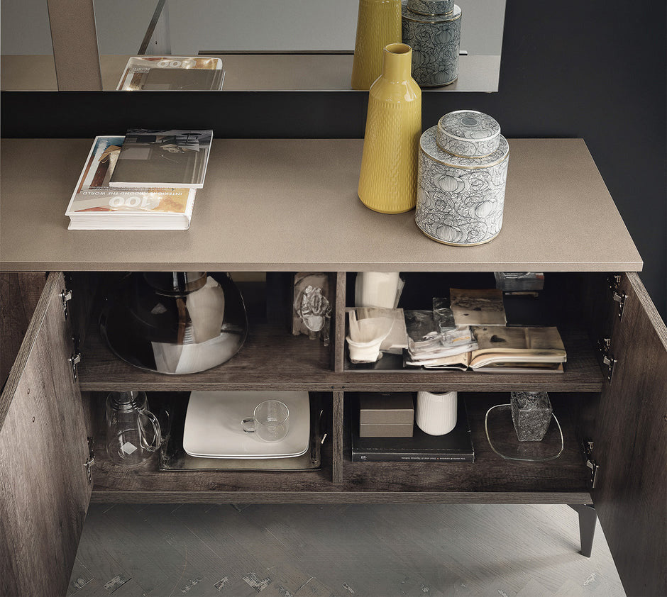 Credenza Matera a 3 ante (ordine speciale) - Top con finitura opaca e a grana con corpo lucido e gambe alte in metallo - Top con finitura opaca e a grana