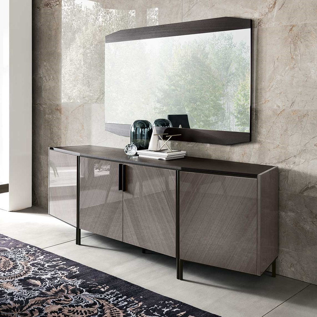 Madia Olimpia 4D - Colore: Eucalipto Velluto Lucido Materiale: Impiallacciatura di Legno Dimensioni: Madia: L 210 x P 56 x H 79 Descrizione: Una madia a 4 ante