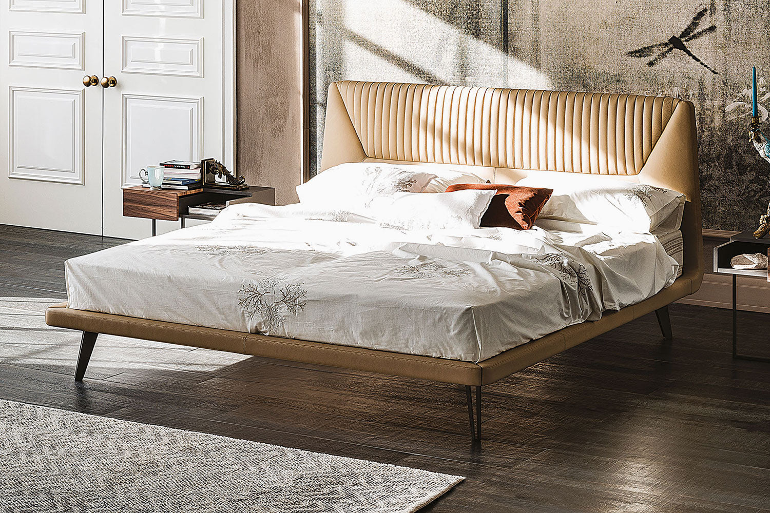Letto in pelle Amadeus - Il motivo trapuntato intricato della testiera crea un sorprendente design a righe, trasformando il letto in un vero punto focale all'interno