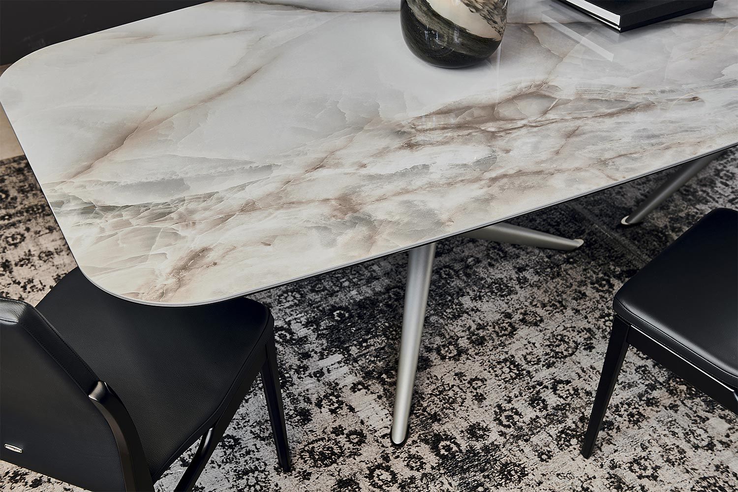 Tavolo da pranzo Atlantis Keramik - Varie finiture ceramiche per il piano e finiture metalliche per la base - Prodotto in Italia