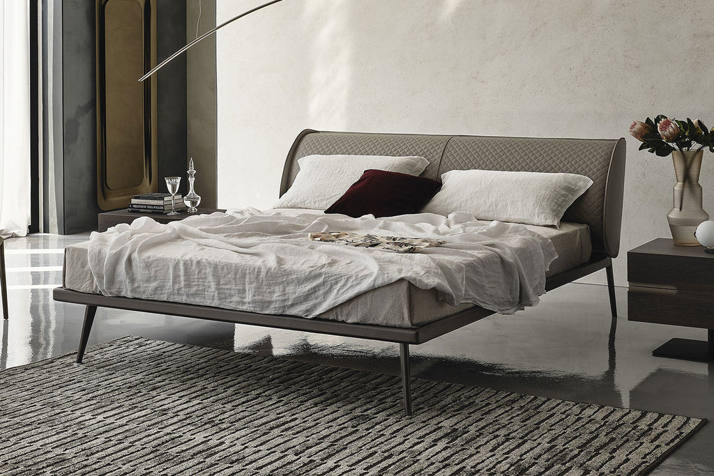 Letto Ayrton - La sua testiera dalle curve eleganti offre un eccellente supporto per sedersi, leggere o rilassarsi, mentre l'elegante trapuntatura forma un