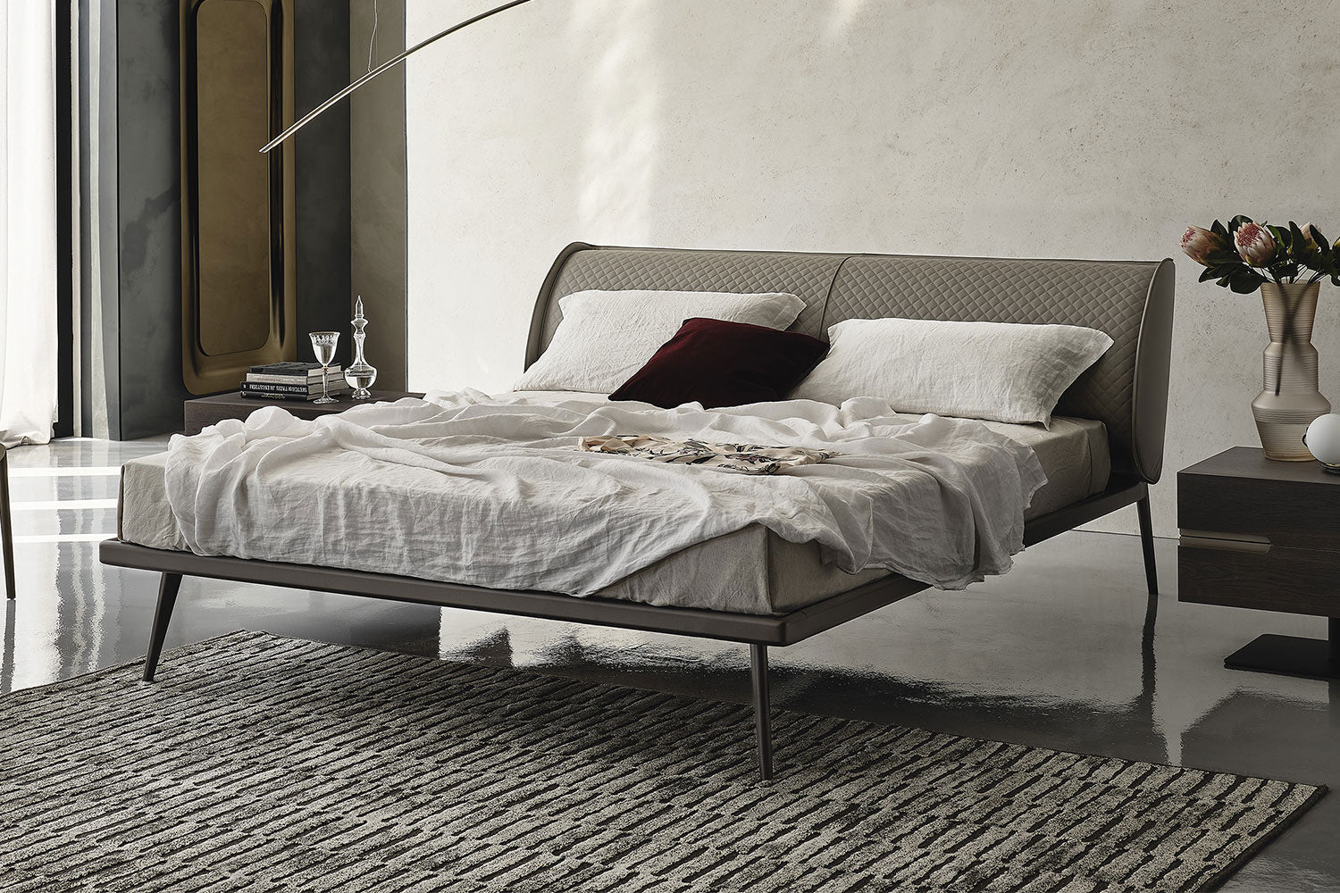 Letto Ayrton - La sua testiera dalle curve eleganti offre un eccellente supporto per sedersi, leggere o rilassarsi, mentre l'elegante trapuntatura forma un
