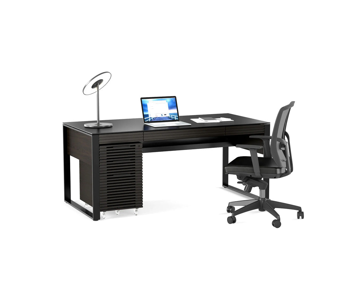 Scrivania direzionale Corridor – Linee pulite e stile raffinato con funzionalità organizzative integrate - Linee pulite e stile raffinato con funzionalità organizzative integrate