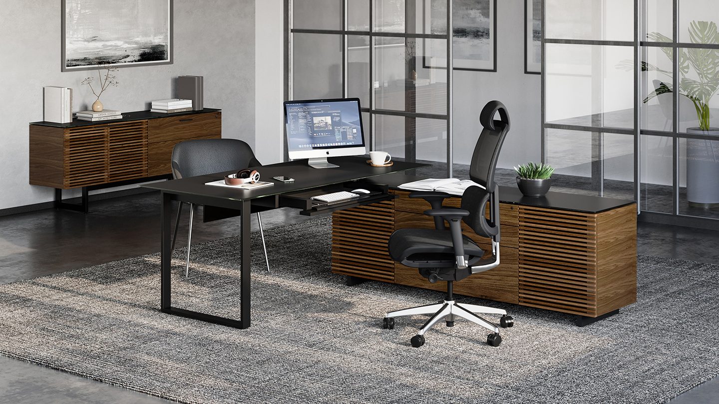 Scrivania direzionale a L Corridor – Linee pulite e stile raffinato con caratteristiche organizzative integrate – Adatta per il posizionamento ad angolo o come complemento d'arredo