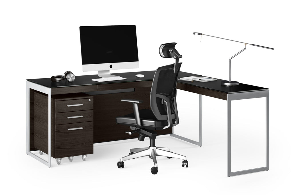 Scrivania moderna per ufficio domestico - Dotata di un pannello posteriore magnetico per l'organizzazione dei cavi e di un ampio spazio di archiviazione all'interno di una struttura minimalista.Caratteristiche: Cassetto per tastiera