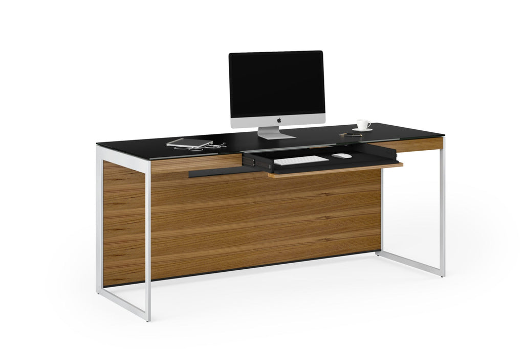 Scrivania moderna per ufficio domestico - Dotata di un pannello posteriore magnetico per l'organizzazione dei cavi e di un ampio spazio di archiviazione all'interno di una struttura minimalista.Caratteristiche: Cassetto per tastiera