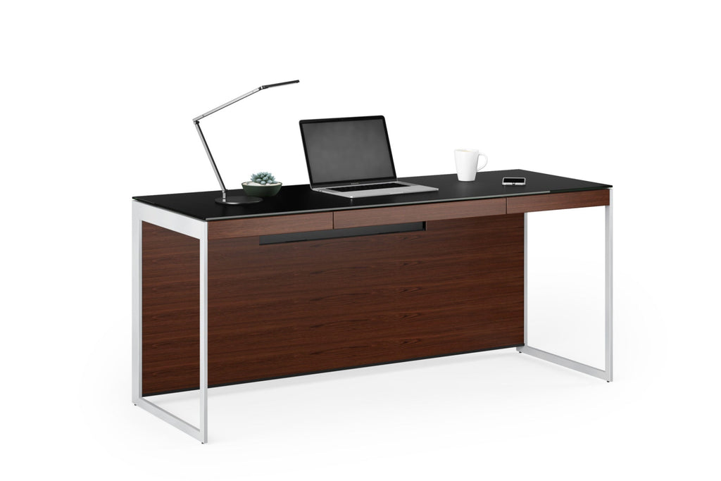 Scrivania moderna per ufficio domestico - Dotata di un pannello posteriore magnetico per l'organizzazione dei cavi e di un ampio spazio di archiviazione all'interno di una struttura minimalista.Caratteristiche: Cassetto per tastiera