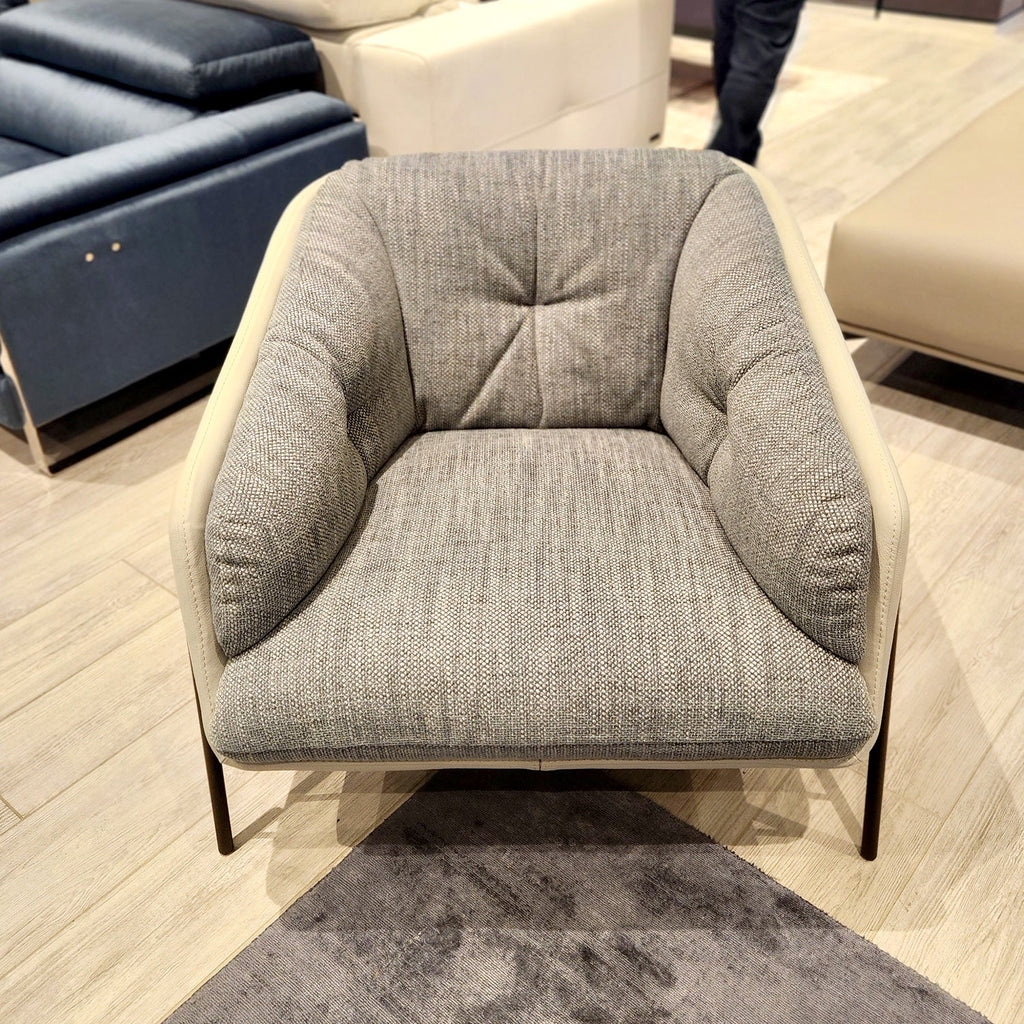 Poltrona Fashion - Il profilo in contrasto crea un elegante gioco di colori e forme nel rivestimento - Il profilo in contrasto crea un elegante gioco di colori e forme nel rivestimento