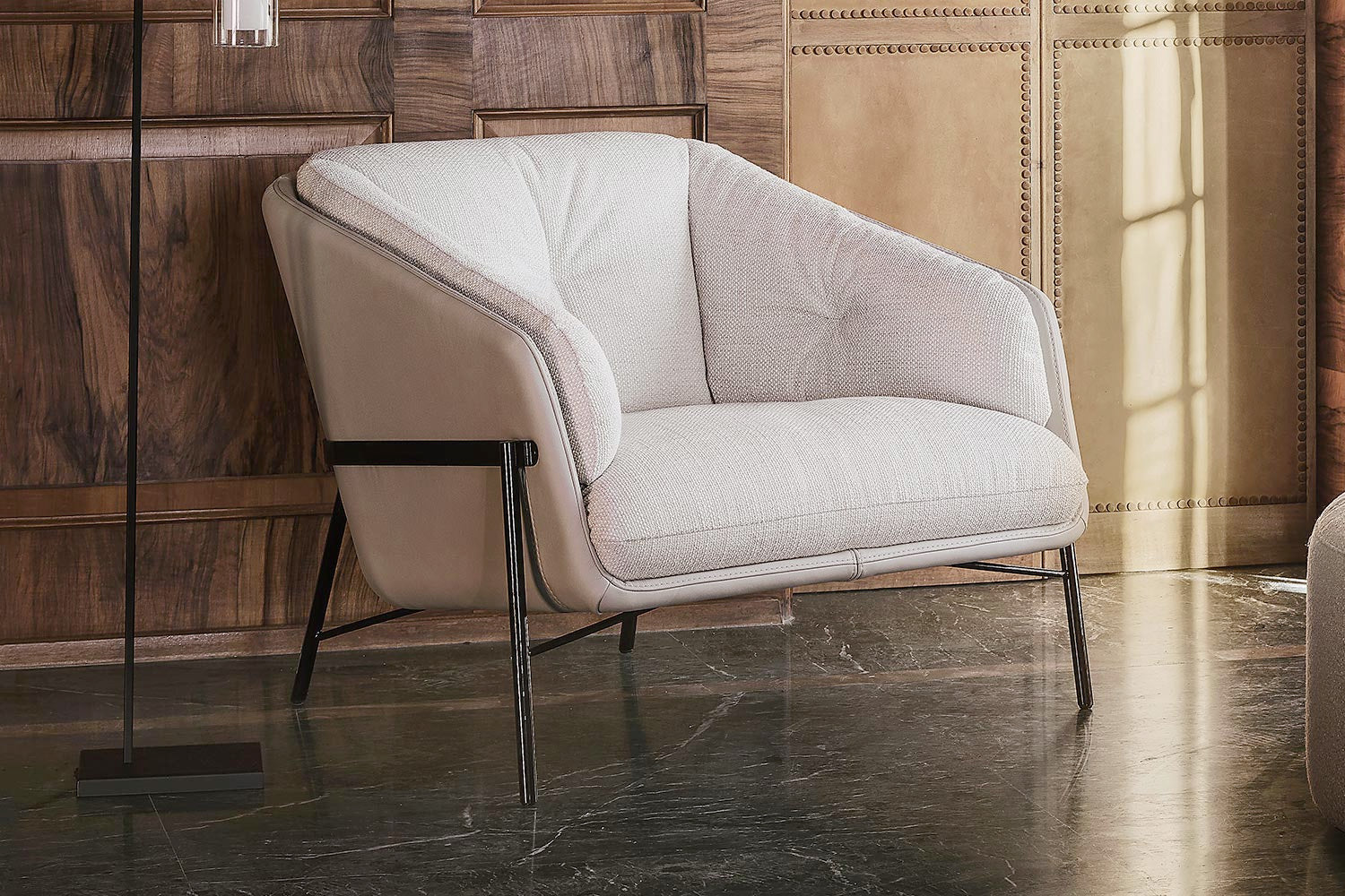 Poltrona Fashion - Il profilo in contrasto crea un elegante gioco di colori e forme nel rivestimento - Il profilo in contrasto crea un elegante gioco di colori e forme nel rivestimento