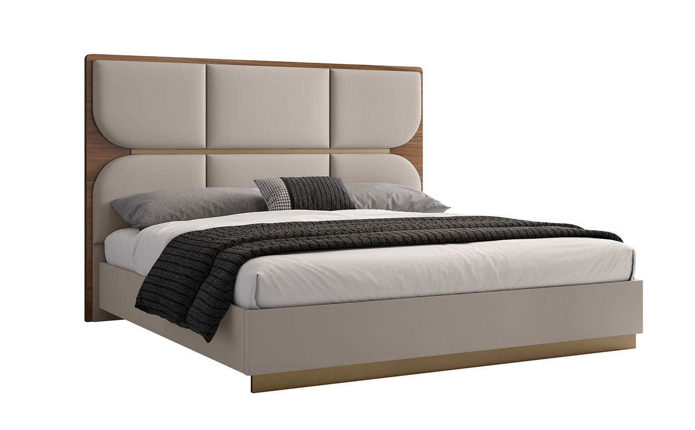 Letto Aurelia - Colore: Grigio flanella con dettagli in noce scuro Materiale: Legno laccato / Testiera imbottita Dimensioni: Queen 137 cm A x 155 cm L x 206 cm P King