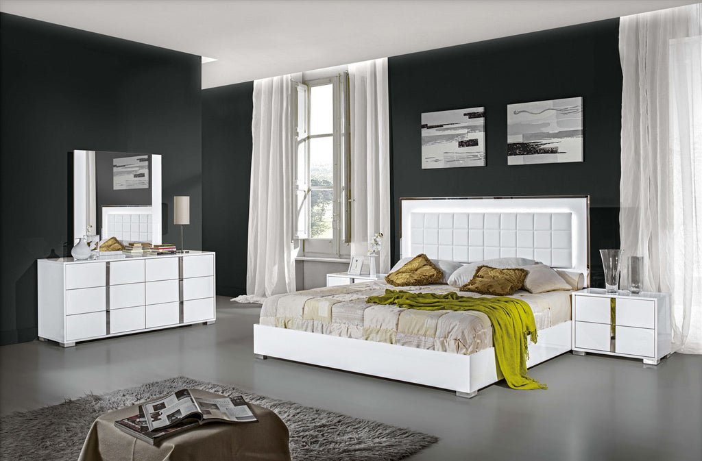 Comò Alice e Specchio in Bianco Lucido - Colore: Bianco Materiale: Impiallacciatura in legno Stile: Moderno Dimensioni: Comò: 65,3L x 18,9P x 34,2A Specchio: 39,3L x